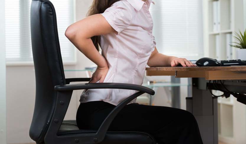 mujer duele la espalda oficina